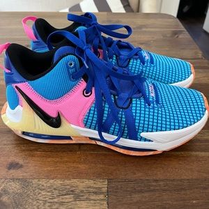 Nike Lebron Witness VII Basketball shoes - like new, barely worn
